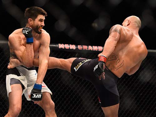 UFC: 2 lần vô địch, 2 lần đổ máu đẫm mặt - 3