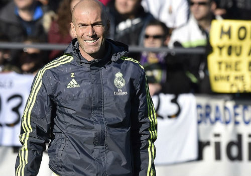 Ronaldo chăm chú nghe Zidane buổi tập ra mắt Real - 4