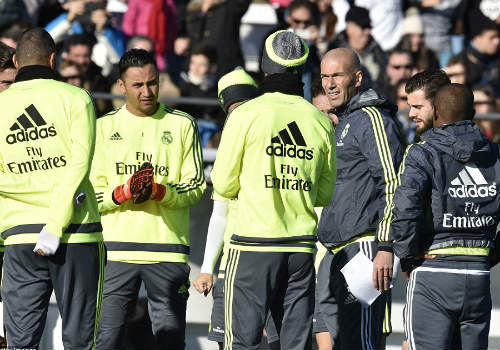 Ronaldo chăm chú nghe Zidane buổi tập ra mắt Real - 9