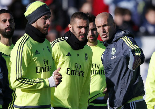 Ronaldo chăm chú nghe Zidane buổi tập ra mắt Real - 8