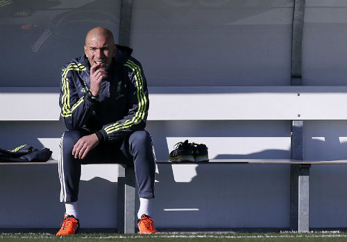 Ronaldo chăm chú nghe Zidane buổi tập ra mắt Real - 12