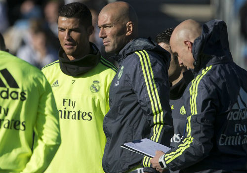 Ronaldo chăm chú nghe Zidane buổi tập ra mắt Real - 5