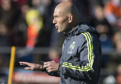 Ronaldo chăm chú nghe Zidane buổi tập ra mắt Real - 3