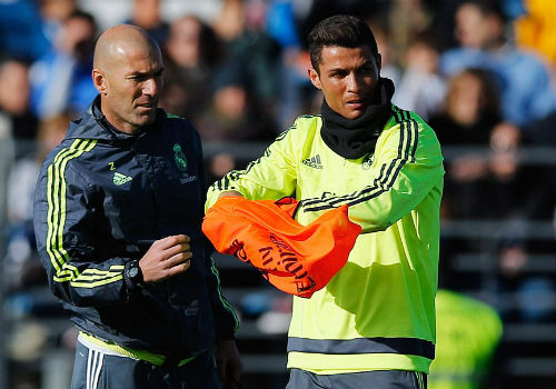 Ronaldo chăm chú nghe Zidane buổi tập ra mắt Real - 6