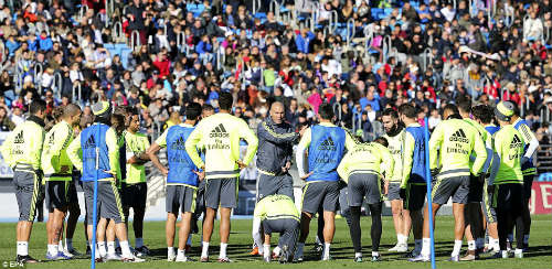 Ronaldo chăm chú nghe Zidane buổi tập ra mắt Real - 7