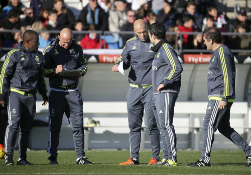 Ronaldo chăm chú nghe Zidane buổi tập ra mắt Real - 10