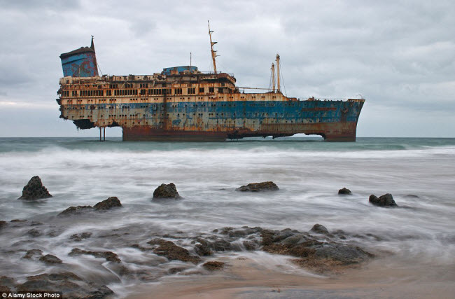 Tàu SS America của Mỹ bị hỏng nặng và bỏ hoang vào năm 1993 ngoài khơi đảo Fuerteventura ở Đại Tây Dương sau một trận bão mạnh.