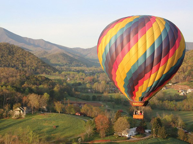 Firely, một trong 5 đội khí cầu tại Asheville Hot Air Balloons đang đưa du khách từ từ lên cao nhìn ngắm toàn cảnh bang Bắc Carolina. Ảnh: Phyllis Barnard
