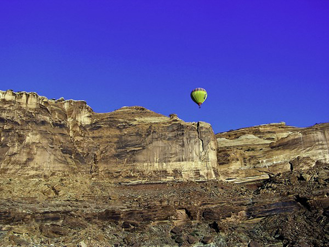 Bầu trời trong xanh ở Canyonlands, Moab, bang Utah. Ảnh: Moab Adventure Center
