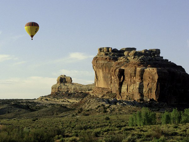 Những chuyến bay của Moab Adventure Center còn bao gồm cả hành trình ngang qua những khối đá Merrimac and Monitor gần công viên quốc gia Canyonlands. Ảnh: Moab Adventure Center
