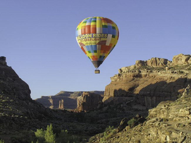 Công viên quốc gia Canyonlands gần Moab, bang Utah là “nhà” của các loại cừu sừng lớn, sư tử núi, đại bàng và linh dương. Ảnh: Moab Adventure Center
