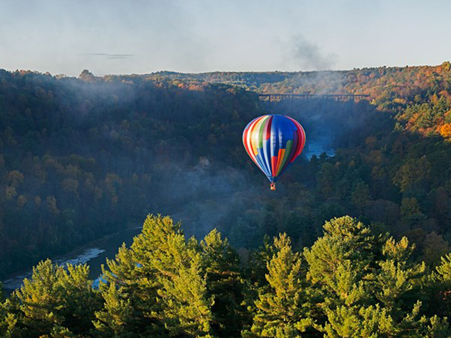 Chuyến bay qua Letchworth từ phía cực nam của công viên thuộc bang Letchworth, New York qua dòng sông Genesee và trong ảnh là cây cầuPortageville phía chân trời. Ảnh: Jim Vallee
