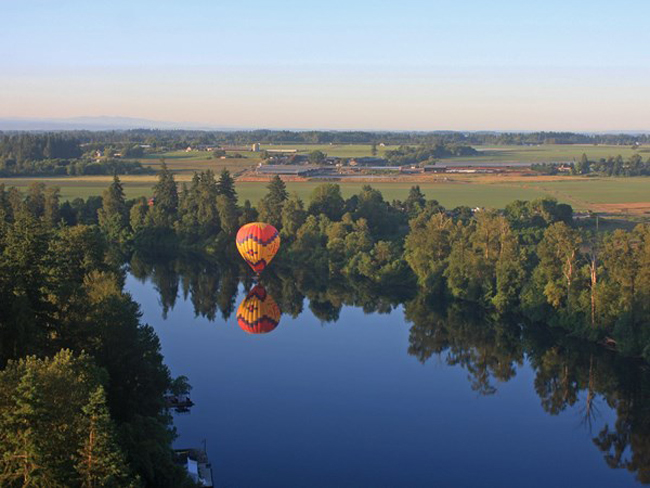 Khi thời tiết cho phép, các phi công của Vista Balloon Adventures lại làm một cú "touchdown" – hạ cánh xuống mặt nước của dòng sông Willamette River.&nbsp;&nbsp;Một trải nghiệm thú vị hiếm thấy với các tour khí cầu thông thường. Ảnh: Tammy Kennon
