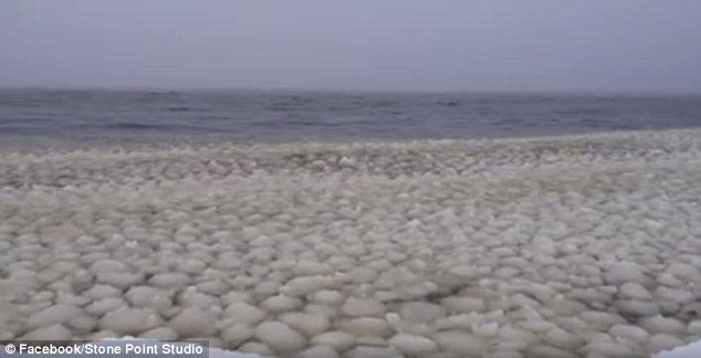Video: Hàng nghìn quả bóng tuyết bí ẩn trên hồ ở Mỹ - 1