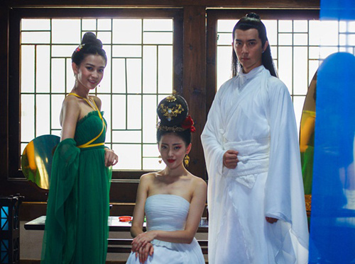 Thời trang 'nhái, nhảm' trong phim 'nóng' nhất xứ Hoa - 1