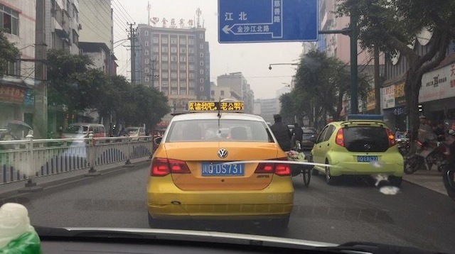 TQ: Thuê 1.400 xe taxi gắn biển xin lỗi vợ - 3