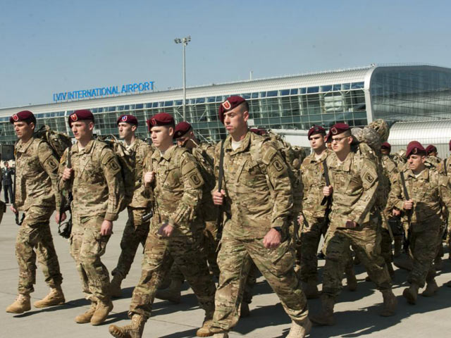 300 lính dù Mỹ vào Ukraine, Nga “đứng ngồi không yên” - 1