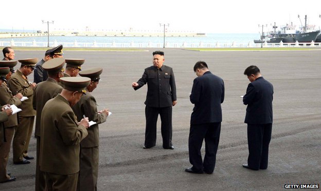 Vì sao quan chức cạnh Kim Jong-un luôn ghi chép? - 1