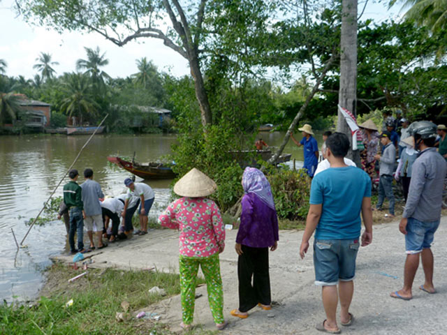 Lao xe xuống kênh trong đêm, nam thanh niên chết thảm - 1