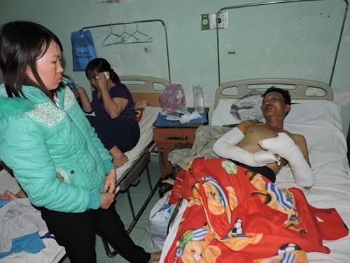 Côn đồ xông vào tiệc tân gia chém 6 người trọng thương - 2