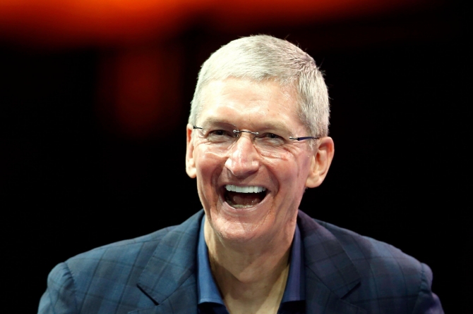 CEO Apple nhận bao nhiêu tiền thưởng trong năm 2015? - 1