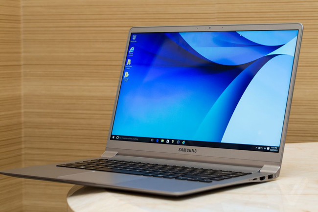 Notebook 9 15 inch được trang bị bộ xử lý Intel Core i5 hoặc Core i7 với một tùy chọn bộ nhớ RAM là 4/8GB LPDDR3, ổ cứng lưu trữ loại SSD có dung lượng 128/256GB.