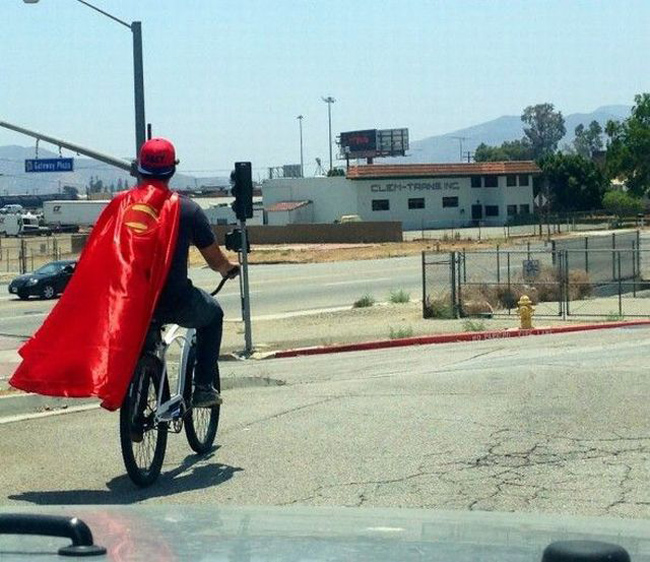 Khi 'Super man' hết hết công lực phải di chuyển bằng xe đạp.
