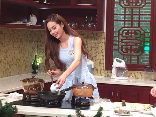 Mỹ nhân Việt vào bếp: Người được khen, kẻ bị chê cười - 6