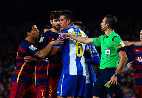 Gây hấn cầu thủ Espanyol, Suarez bị treo giò - 1