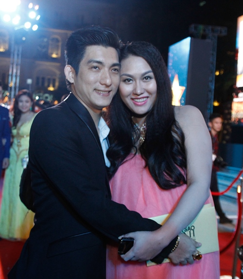 Phi Thanh Vân bầu 'vượt mặt' vẫn nhí nhảnh trên thảm đỏ - 3