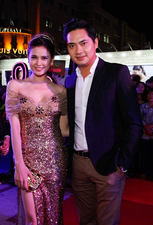 Phi Thanh Vân bầu 'vượt mặt' vẫn nhí nhảnh trên thảm đỏ - 9