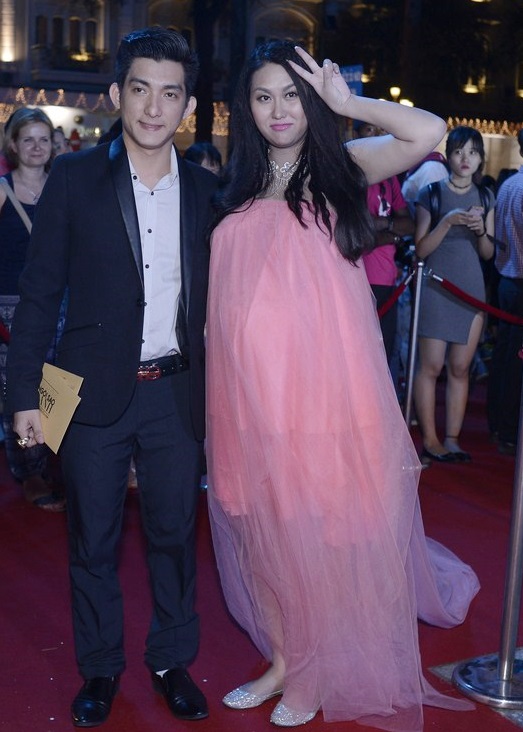 Phi Thanh Vân bầu 'vượt mặt' vẫn nhí nhảnh trên thảm đỏ - 2