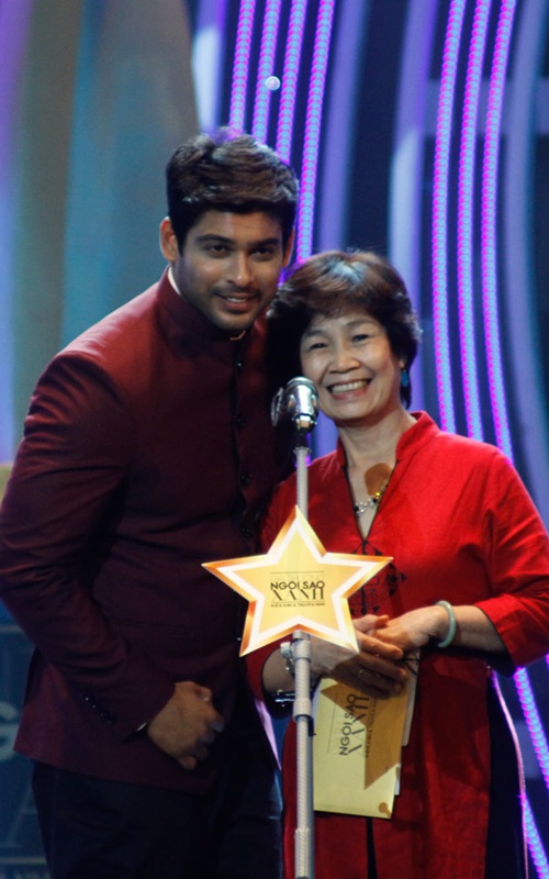 Phi Thanh Vân bầu 'vượt mặt' vẫn nhí nhảnh trên thảm đỏ - 14