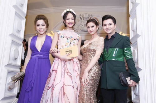 Phi Thanh Vân bầu 'vượt mặt' vẫn nhí nhảnh trên thảm đỏ - 12