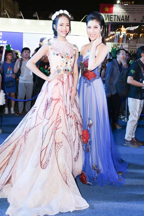 Phi Thanh Vân bầu 'vượt mặt' vẫn nhí nhảnh trên thảm đỏ - 11