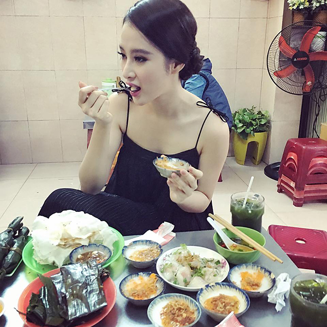 Khoảnh khắc ăn uống khá lịch sự hiếm hoi của cô nàng sinh năm 1995. Là một người có niềm đam mê với ẩm thực, Angela Phương Trinh luôn dành nhiều thời gian để thưởng thức những món ăn ngon và lạ.