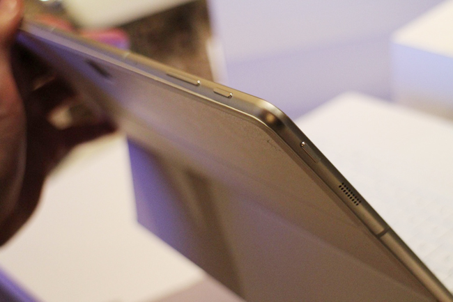 Qua kiểm tra thực tế, bàn phím của Galaxy Tab Pro S đem lại trải nghiệm khá hoàn hảo. Tuy nhiên, màn hình đi kèm khi để ngả ra sau có bất lợi là không cân đối được trọng lực cho máy tính bảng, khiến chúng không được vững chãi.