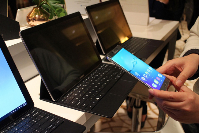 Người chủ sở hữu chỉ cần có trong tay smartphone cao cấp Galaxy S6 là có thể dễ dàng mở khóa máy tính bảng Galaxy Tab Pro S.