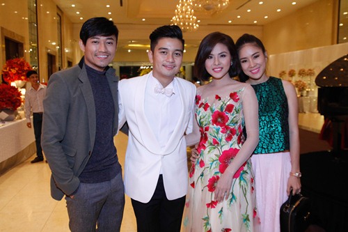 Tường Vi nổi bật trong dàn sao dự tiệc cưới Vân Trang - 17