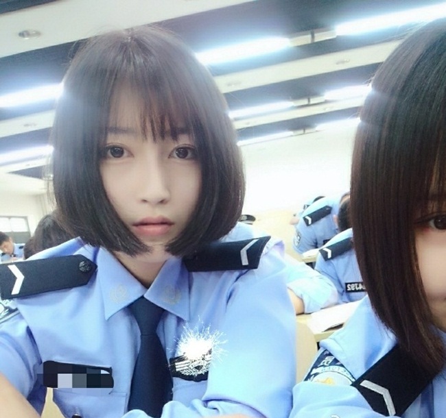 Gần đây, cư dân mạng Trung Quốc đang "sôi sục" với hình ảnh xinh đẹp của một nữ sinh trường cảnh sát.