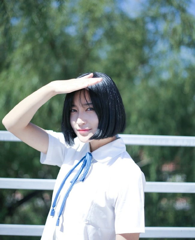 Sau khi những hình ảnh nữ sinh xinh đẹp "hút hồn" trong bộ đồng phục nữ sinh trường cảnh sát được lan truyền trên mạng, Trương Bảng đã trở thành tâm điểm chú ý của cộng đồng mạng.