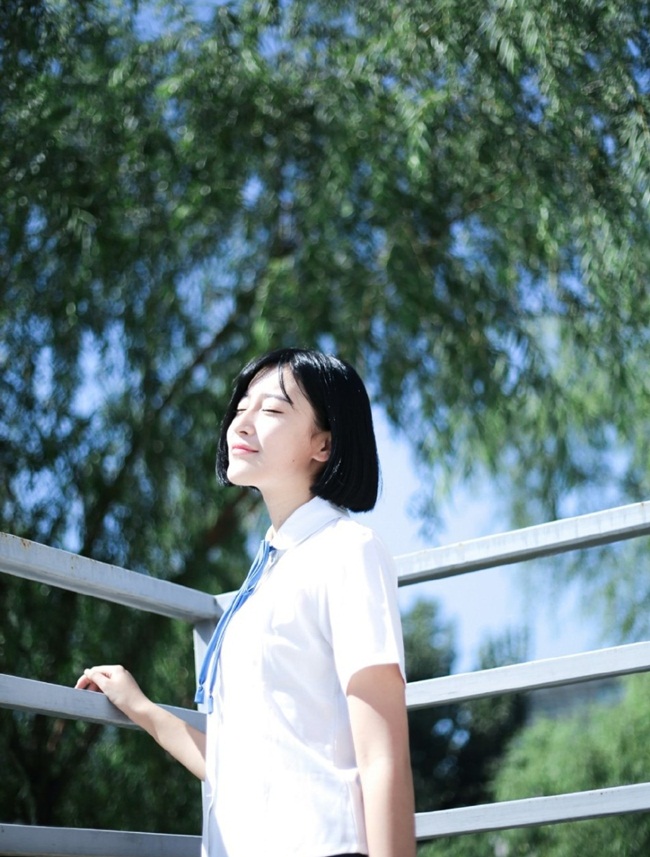 Trương Bảng tạo dáng xinh đẹp trong bộ đồng phục nữ sinh trên sân thượng một tòa nhà của trường cảnh sát, nơi cô theo học. 