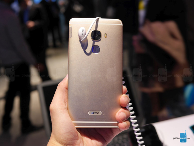 Le Max Pro có vẻ ngoài khá ưa nhìn với thiết kế kim loại, được tiếng là chiếc smartphone đầu tiên có Snapdragon 820 được giới thiệu chính thức.