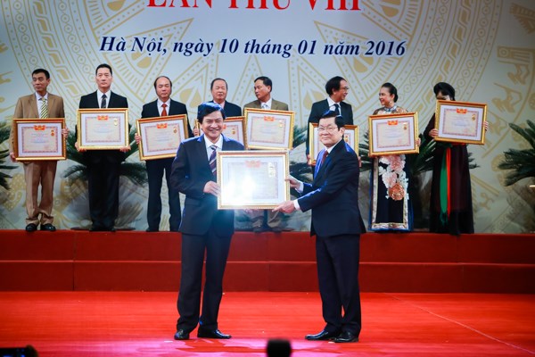 Hoài Linh, Xuân Bắc rạng rỡ nhận danh hiệu Nghệ sĩ ưu tú - 4