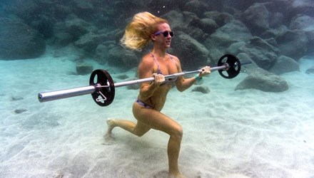 Tròn mắt ngắm gái đẹp xuống đáy biển tập gym - 1