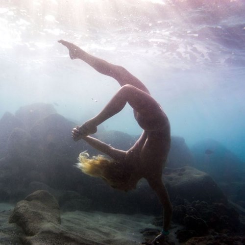 Tròn mắt ngắm gái đẹp xuống đáy biển tập gym - 5