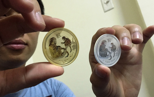 Đồng xu mạ vàng in hình khỉ giá 3 triệu đồng - 1