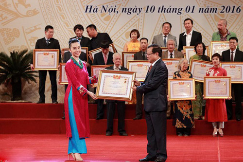 Bố con Tự Long cùng nhận danh hiệu NSƯT và NSND - 1