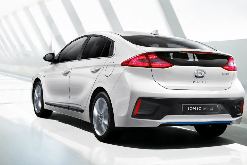 Hyundai Ioniq thách thức các mẫu xe công nghệ cao - 1