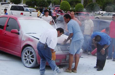 Các nước quy định thế nào về bình chữa cháy trên ô tô? - 1